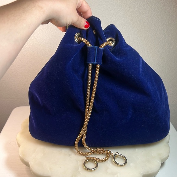 Women’s shoulder bag velvet bucket bag with gold chain drawstring in navy - Picture 7 of 12